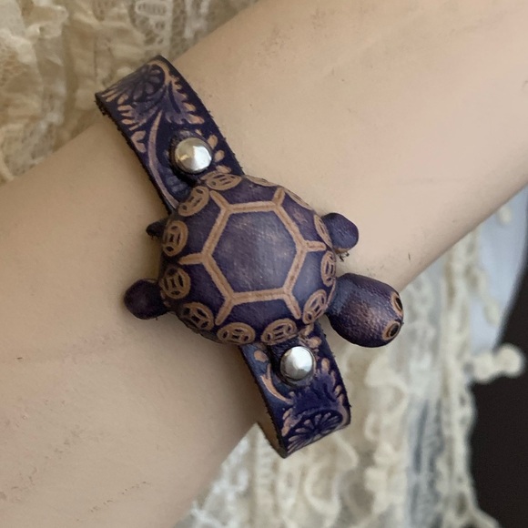 Cute! Purple Leather Turtle Adjustable Bracelet NEW - Picture 1 of 4